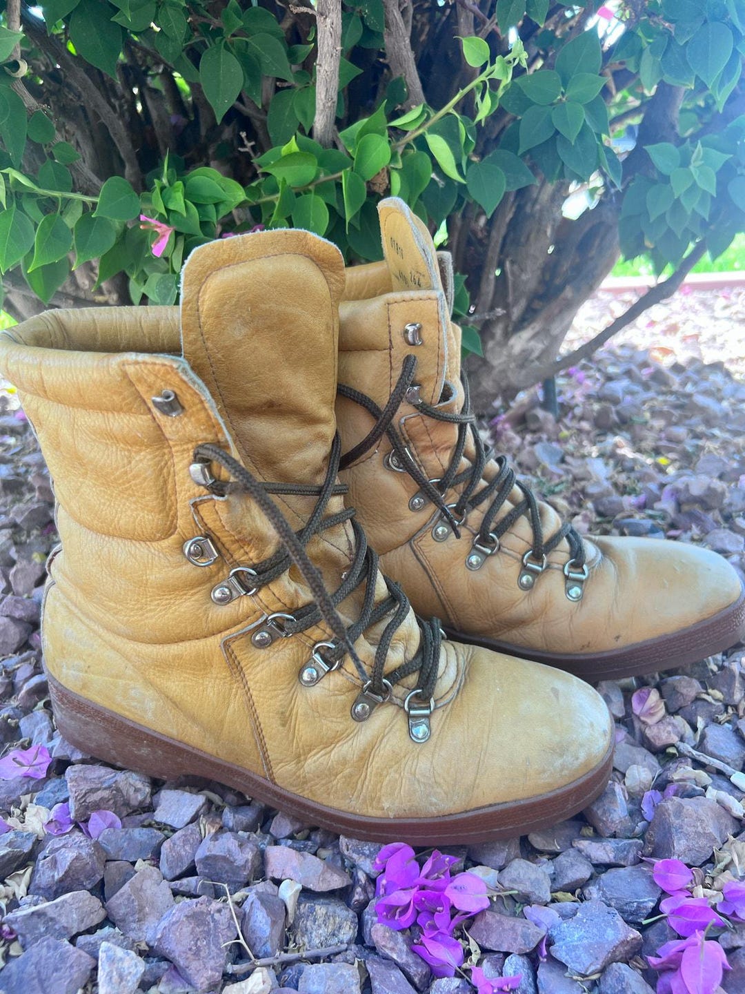 VTG Italian Hiking Boots Tan Leather Rugged Outdoor Gorpcore  display picture 2