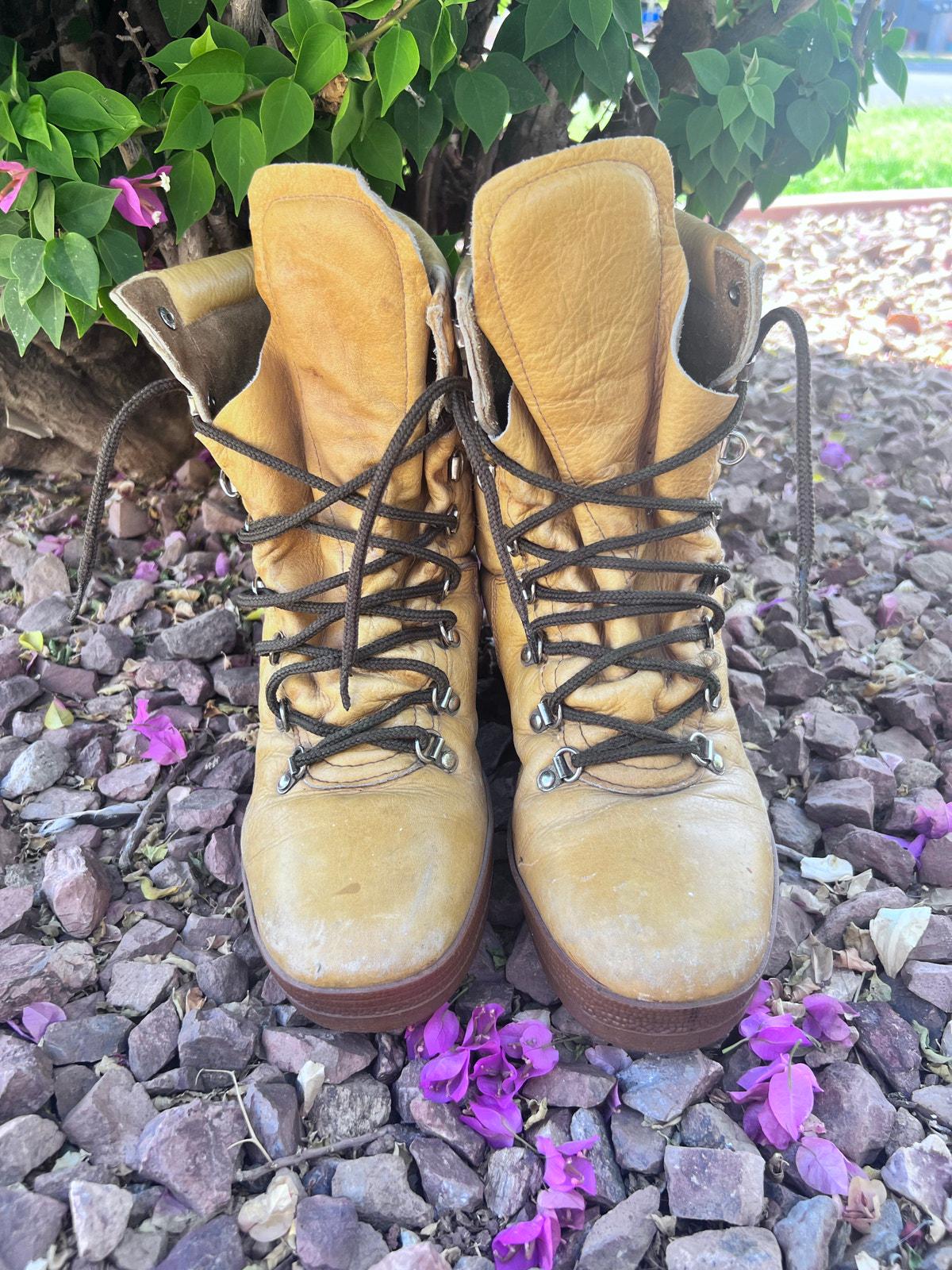 VTG Italian Hiking Boots Tan Leather Rugged Outdoor Gorpcore  display picture 1