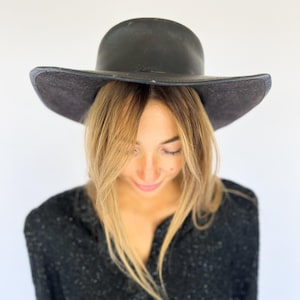 Black Western Cowboy Hat – Minimalist Wide Brim Rancher Style, Faux Leather Fedora for Women or Men, Rodeo Fashion, Country Boho Chic