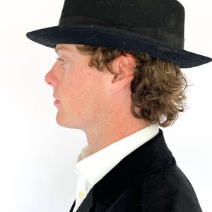 Black Felt Pork Pie Hat for Men – Classic Short Brim Fedora, Vintage Jazz Mod Style, Dapper Gentlemen&#39;s Formal Accessory, Retro Statement