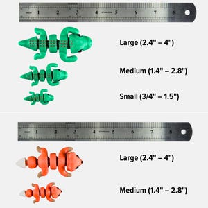 Pode incluir: Imagem mostrando exemplos de tamanhos de figuras de animais articulados verdes e laranja ao lado de uma r&eacute;gua. O texto "CHUNKYCRIT SIZE EXAMPLES" est&aacute; no topo. As figuras verdes s&atilde;o rotuladas como Grande (6.1cm - 10.2cm), M&eacute;dio (3.6cm &ndash; 7.1cm) e Pequeno (1.9cm - 3.8cm).