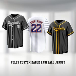 Puede incluir: Una taza de cerámica blanca con un asa negra y el texto "But First, Coffee" en un estilo manuscrito. La taza está sobre una superficie blanca. La taza mide aproximadamente 10 cm de alto.