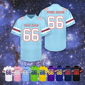 K&ouml;nnte beinhalten: Hellblaues Football-Trikot mit der Nummer 66 in Wei&szlig; und roten Akzenten. Das Trikot hat einen V-Ausschnitt und die Worte "TEAM NAME" sind &uuml;ber der Nummer aufgedruckt. Zus&auml;tzliche Trikots in verschiedenen Farben werden darunter angezeigt.