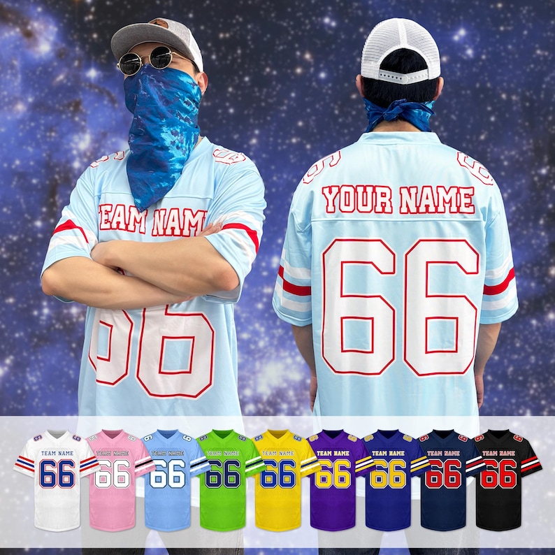 K&ouml;nnte beinhalten: Hellblaues Football-Trikot mit der Nummer 66 in Wei&szlig; und roter Verzierung. Das Trikot tr&auml;gt den Text "TEAM NAME" auf der Vorderseite und "YOUR NAME" auf der R&uuml;ckseite. Zus&auml;tzliche Trikots in verschiedenen Farben werden unten angezeigt.