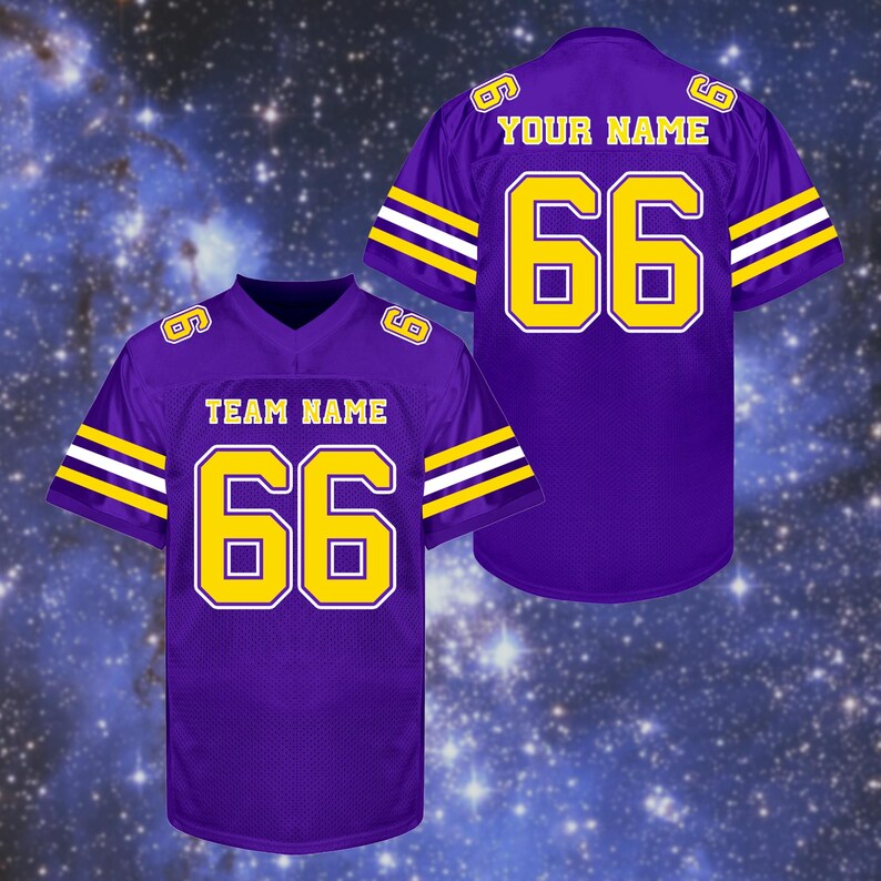 K&ouml;nnte beinhalten: Violettes Football-Trikot mit gelben und wei&szlig;en Akzenten. Das Trikot zeigt die Nummer 66 in Gelb, umrandet von Schwarz, sowie die Texte "TEAM NAME" und "YOUR NAME" in Gelb. Die &Auml;rmel haben gelbe und wei&szlig;e Streifen.