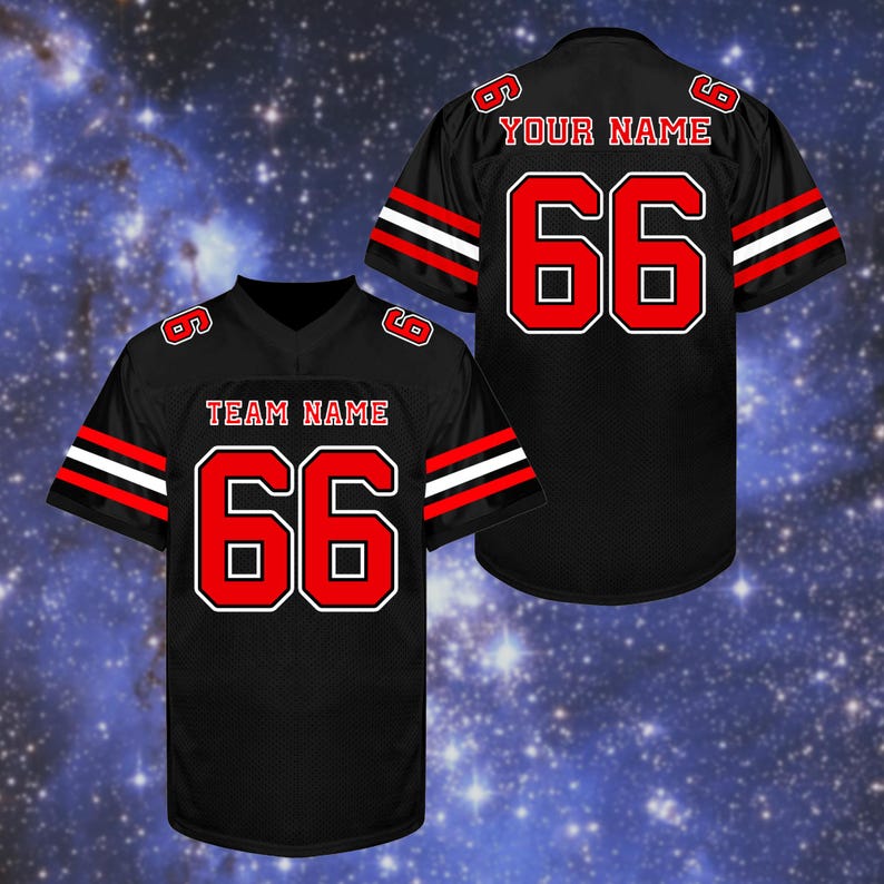 K&ouml;nnte beinhalten: Schwarzes Football-Trikot mit roten und wei&szlig;en Akzenten. Das Trikot zeigt die Nummer 66 in Rot mit wei&szlig;er Umrandung und den Text "TEAM NAME" &uuml;ber der Nummer auf der Vorderseite. Auf der R&uuml;ckseite des Trikots stehen die Nummer 66 und der Text "YOUR NAME".