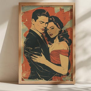 Peut inclure: Une impression encadrée de style vintage représentant un couple enlacé. L'homme porte un costume noir et la femme une robe rouge. Le fond a un aspect vieilli et texturé avec des tons rouges et beiges. L'œuvre est dans un cadre en bois.