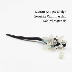 Horquilla artesanal de madera de ébano con borla de orquídea de jade natural, estilo clásico chino.