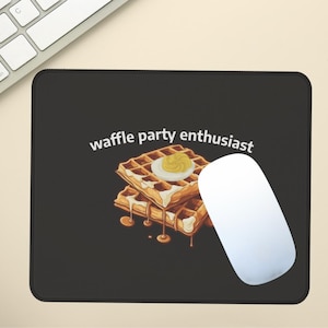 Waffel Party Enthusiast Maus Pad | Abbruch-inspirierte lustige Bürodekoration, TV-Show Geschenk, schwarzer Humor Schreibtischmatte für die Arbeit von zu Hause, Lumon Fans