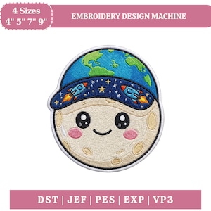 Puede incluir: Parche bordado con una luna sonriente que lleva una gorra azul con cohetes y estrellas. La gorra tiene un diseño de la Tierra. Disponible en 4 tamaños: 10 cm, 13 cm, 18 cm y 23 cm.