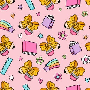 Może przedstawiać: Powtarzający się wzór na jasnoróżowym tle przedstawiający żółte kokardy z ołówków, różowe książki, jasnoniebieskie linijki, kolorowe spadające gwiazdy, małe kwiatki oraz różne serca i gwiazdki, zilustrowane w stylu rysunkowym.