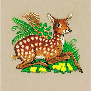 Puede incluir: Ilustración detallada de un cervatillo con manchas blancas, tumbado en un lecho de hierba verde y flores amarillas. El cervatillo es marrón con manchas blancas y está rodeado de follaje verde. La obra de arte tiene una estética vintage, dibujada a mano.