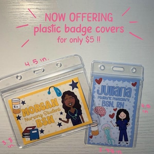 Op de afbeelding: Transparante plastic badgehouders, ongeveer 11,4 cm x 7 cm en 9,7 cm x 11,4 cm, met gekleurde inzetstukken. De inzetstukken tonen cartoonverpleegkundigen, medische symbolen en de tekst "NOW OFFERING plastic badge covers for only $5 !!".