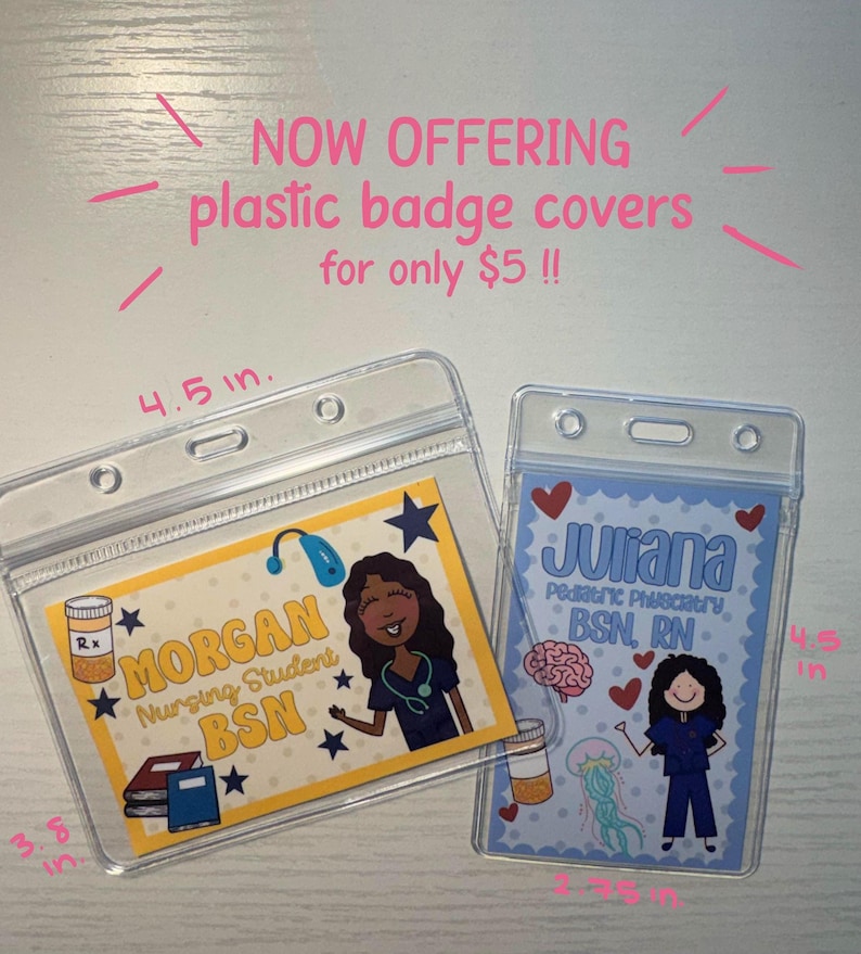 Op de afbeelding: Transparante plastic badgehouders, ongeveer 11,4 cm x 7 cm en 9,7 cm x 11,4 cm, met gekleurde inzetstukken. De inzetstukken tonen cartoonverpleegkundigen, medische symbolen en de tekst "NOW OFFERING plastic badge covers for only $5 !!".