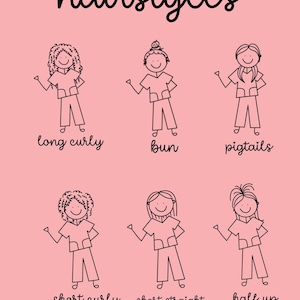 Op de afbeelding: Een roze poster met het woord "hairstyles" in zwart script. Zes stokfiguren met verschillende kapsels worden getoond: lange krullen, knot, staartjes, korte krullen, kort steil en half opgestoken. Elke figuur is gelabeld.