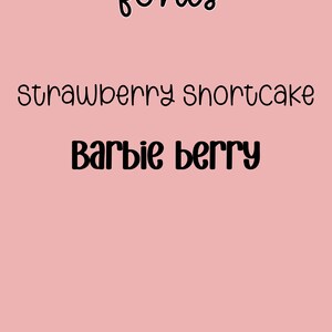 Op de afbeelding: Een roze achtergrond met het woord "fonts" in handschriftstijl bovenaan. Daaronder staan de woorden "strawberry shortcake" en "Barbie berry" in verschillende lettertypen.
