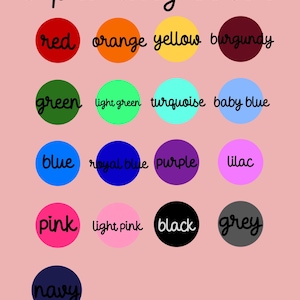 Op de afbeelding: Een roze achtergrond met de tekst "outfit color & primary color" in zwart script. Daaronder kleurstalen in rood, oranje, geel, bordeaux, groen, lichtgroen, turquoise, babyblauw, blauw, koningsblauw, paars, lila, roze, lichtroze, zwart, grijs en marine.