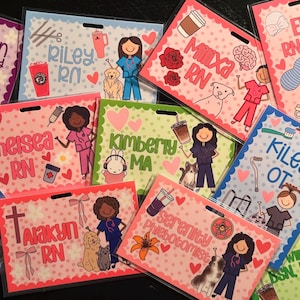Op de afbeelding: Een verzameling kleurrijke naamkaartjes met verschillende beroepen, waaronder verpleegkundigen en een flebotomist. Elk kaartje heeft een uniek ontwerp met namen, titels en illustraties van gerelateerde items zoals koffiebekers, huisdieren en medische symbolen. De kaartjes zijn versierd met harten en bloemmotieven.