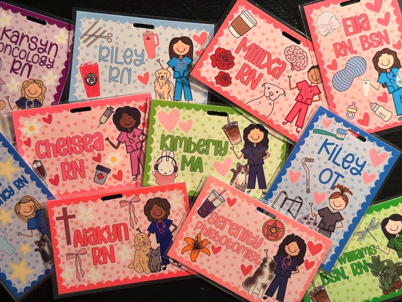 Op de afbeelding: Een verzameling kleurrijke naamkaartjes met verschillende beroepen, waaronder verpleegkundigen en een flebotomist. Elk kaartje heeft een uniek ontwerp met namen, titels en illustraties van gerelateerde items zoals koffiebekers, huisdieren en medische symbolen. De kaartjes zijn versierd met harten en bloemmotieven.