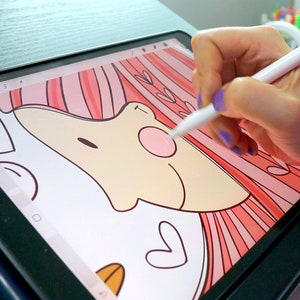 Op de afbeelding: Een digitale illustratie van een cartoonfiguur met roze haar en een roze-wit gestreepte achtergrond. Het personage wordt getekend op een digitaal tablet met een stylus.