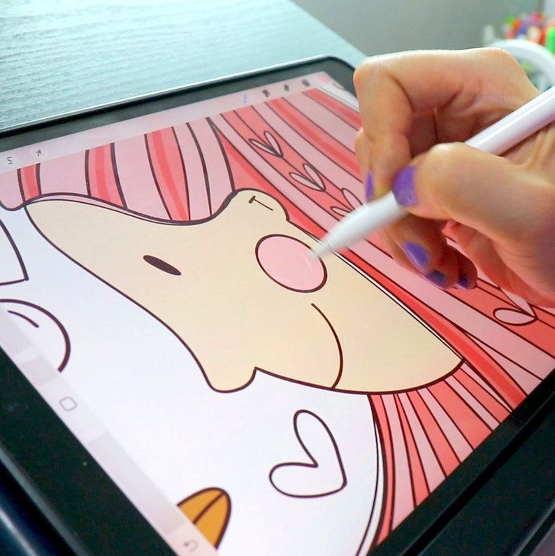 Op de afbeelding: Een digitale illustratie van een cartoonfiguur met roze haar en een roze-wit gestreepte achtergrond. Het personage wordt getekend op een digitaal tablet met een stylus.