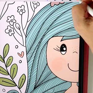 Op de afbeelding: Een digitale illustratie van een meisje met lang, turquoiseblauw haar. Ze heeft een roze blos op haar wangen en draagt een blauwe en roze jurk. De achtergrond is wit met een bloemenmotief.