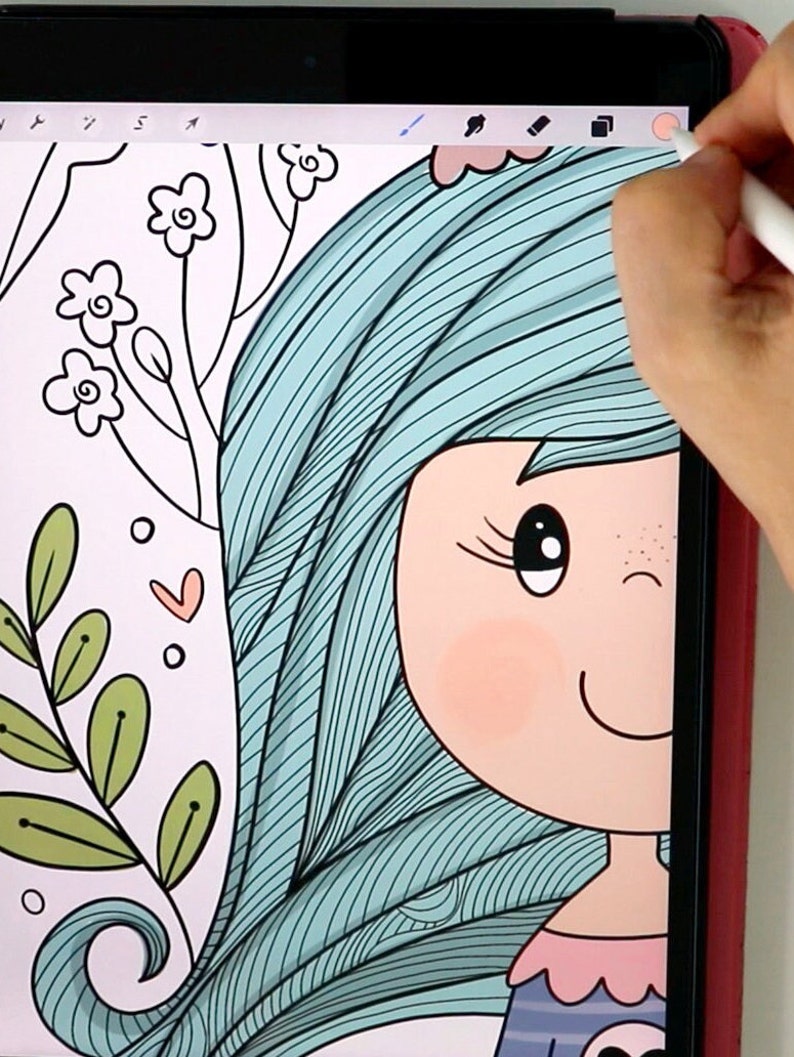 Op de afbeelding: Een digitale illustratie van een meisje met lang, turquoiseblauw haar. Ze heeft een roze blos op haar wangen en draagt een blauwe en roze jurk. De achtergrond is wit met een bloemenmotief.