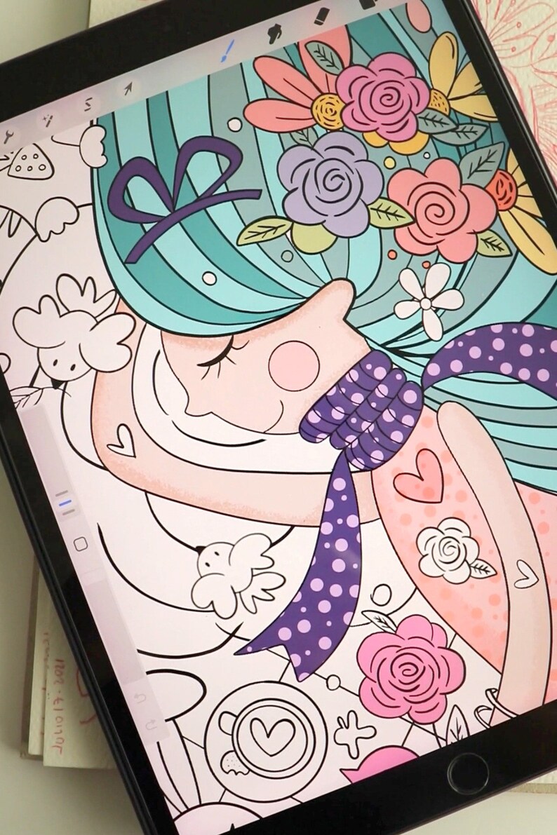 Op de afbeelding: Een digitale illustratie van een meisje met turquoise haar dat een paarse sjaal met witte stippen draagt. Het meisje is omringd door bloemen en andere decoratieve elementen.