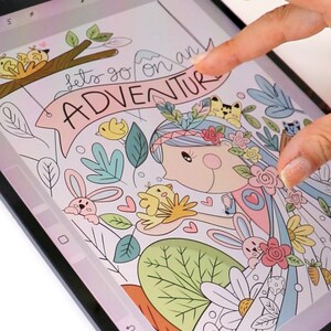 Op de afbeelding: Een digitale illustratie op een tabletscherm van een meisje met blauw haar en een roze jurk die een gele vogel vasthoudt. De illustratie is omringd door bloemen, bladeren en konijnen. De tekst "Let's go on an ADVENTURE" staat in een roze banner bovenaan de afbeelding.
