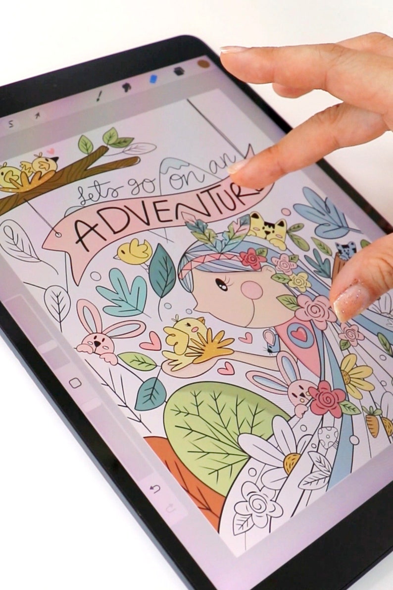 Op de afbeelding: Een digitale illustratie op een tabletscherm van een meisje met blauw haar en een roze jurk die een gele vogel vasthoudt. De illustratie is omringd door bloemen, bladeren en konijnen. De tekst "Let's go on an ADVENTURE" staat in een roze banner bovenaan de afbeelding.