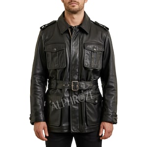 Peut inclure: Veste en cuir noir avec une taille ceinturée, plusieurs poches avant et des épaulettes. La veste a un col et une fermeture éclair. Le nom de la marque "ALPHROZE" est visible sur la partie inférieure de la veste.