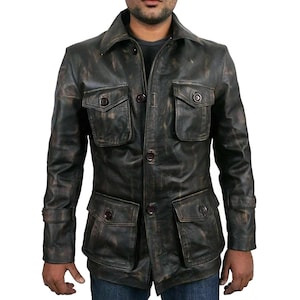 Könnte beinhalten: Eine dunkelbraune Lederjacke mit Used-Optik, ausgestattet mit einem spitzen Kragen, einer Knopfleiste vorne und vier großen aufgesetzten Taschen mit geknöpften Klappen an Brust und Taille. Die Ärmel verfügen über geknöpfte Manschetten und ein Design.