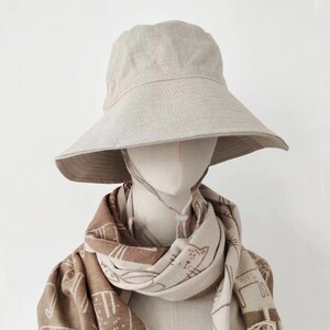 Solhatt av linne, Vikbar sommarhatt med bred brätte, strandhatt, handgjord, packbar hinkhatt
