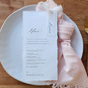 Chique bruiloftsmenu bedrukt en gepersonaliseerd met plaatskaart en lint