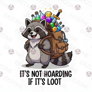 Puede incluir: Un mapache de dibujos animados que lleva una mochila marrón llena de pociones de colores, una espada y gemas. El mapache es gris y blanco con una expresión feliz. El texto dice: "IT'S NOT HOARDING IF IT'S LOOT."