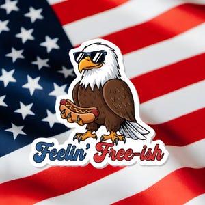 Adesivo "Feelin' Free-ish Bald Eagle" / Adesivo divertente per il 4 luglio / Arte patriottica con hot dog / Vinile con orgoglio americano / Regalo umoristico per il giorno dell'indipendenza