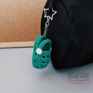 Op de afbeelding: Een witte keramische mok met een zwart handvat en de tekst "But First, Coffee" in een vetgedrukte, zwarte letter. De mok staat tegen een vage achtergrond, wat een gezellige setting suggereert.