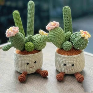 Peut inclure: Ensemble de trois mugs en céramique avec une finition mate et mouchetée. Les mugs sont de couleurs grise, blanche et noire. Chaque mug a un design simple et moderne, idéal pour le café ou le thé.