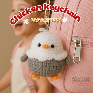 Op de afbeelding: Een gehaakte kippen sleutelhanger met een witte kop, grijze romp en oranje poten. De sleutelhanger is bevestigd aan een roze rugzak. De tekst "Chicken Keychain PDF Pattern" is in de afbeelding te zien.