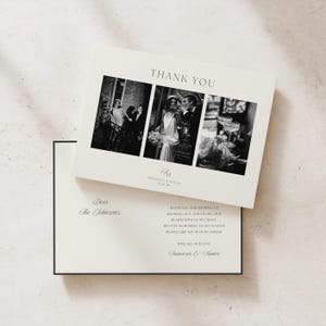 以下が含まれることがあります： クリーム色の背景の折りたたみ式サンキューカード。表面には「THANK YOU」の文字と3枚のモノクロ写真、その下にイニシャル「SH」、名前「Francesca & Hunter」、日付「10.20.28」が印刷されています。内側にはメッセージが記載されています。