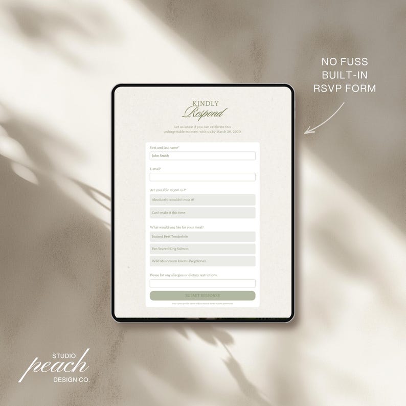 Peut inclure: Une tablette num&eacute;rique affichant un formulaire de r&eacute;ponse de mariage avec le texte Kindly Respond, des champs pour le nom, l'e-mail, la pr&eacute;sence, les choix de repas et les restrictions alimentaires, et un bouton d'envoi. Texte : NO FUSS BUILT-IN RSVP FORM.