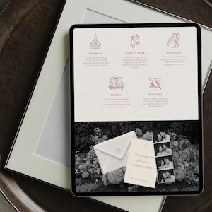 Peut inclure: Une tablette num&eacute;rique affichant une mise en page d'invitation de mariage avec des ic&ocirc;nes en ligne bordeaux pour la c&eacute;r&eacute;monie, la tenue, la r&eacute;ception, le parking et les invit&eacute;s. Une photo noir et blanc montre une enveloppe et une carte.