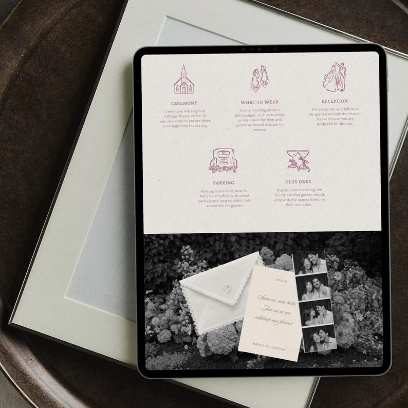 Peut inclure: Une tablette num&eacute;rique affichant une mise en page d'invitation de mariage avec des ic&ocirc;nes en ligne bordeaux pour la c&eacute;r&eacute;monie, la tenue, la r&eacute;ception, le parking et les invit&eacute;s. Une photo noir et blanc montre une enveloppe et une carte.