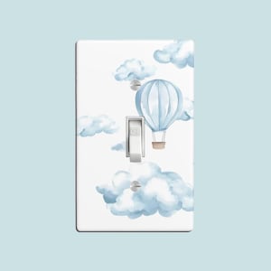 Verträumte Heißluftballon-Kinderzimmer-Schalterplatte, Kinderzimmer-Wandleuchte & Steckdosenabdeckung, niedlicher Wolken-Wandakzent, gemütliches Babyzimmer, graublaues Boho-Dekor