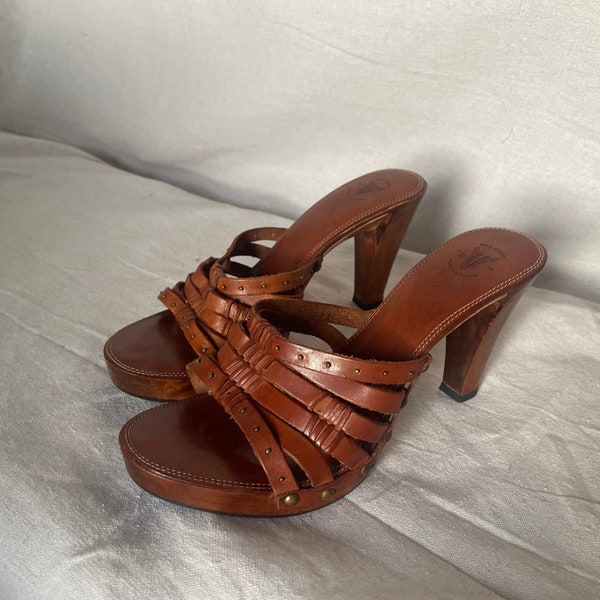 Vintage Frye: Sophia Woven Leather Strappy Wooden Platform Sandals with Brass Stud Accents size 7.5