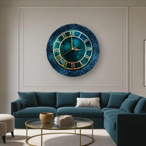 K&ouml;nnte beinhalten: Eine runde Wanduhr mit einem tief t&uuml;rkisfarbenen, strukturierten, k&ouml;rnigen Rand und einem dunkel t&uuml;rkisfarbenen Zifferblatt. Die Uhr hat goldfarbene r&ouml;mische Ziffern sowie passende goldfarbene Stunden-, Minuten- und Sekundenzeiger.