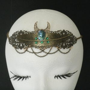 Diadema de luna creciente de ópalo verde con hojas de latón, estilo renacentista medieval, elfo, celta, hada