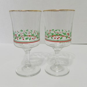 Arby&#39;s 1985 Libby Christmas Collection Stemmed Wine Glasses Holly Berries Lot of Two