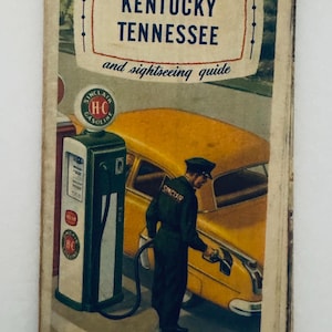 Könnte beinhalten: Vintage Straßenkarte und Reiseführer für Kentucky und Tennessee. Das Cover zeigt eine Retro-Illustration einer Tankstelle mit einer Sinclair-Zapfsäule und einem gelben Auto, das von einem Tankwart bedient wird.