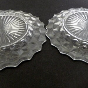 K&ouml;nnte beinhalten: Zwei klare Glasschalen mit einem Diamantmuster an den R&auml;ndern und einem radialen Design in der Mitte. Die Schalen haben einen gewellten Rand und sind oval geformt. Die Schalen bestehen aus klarem Glas.